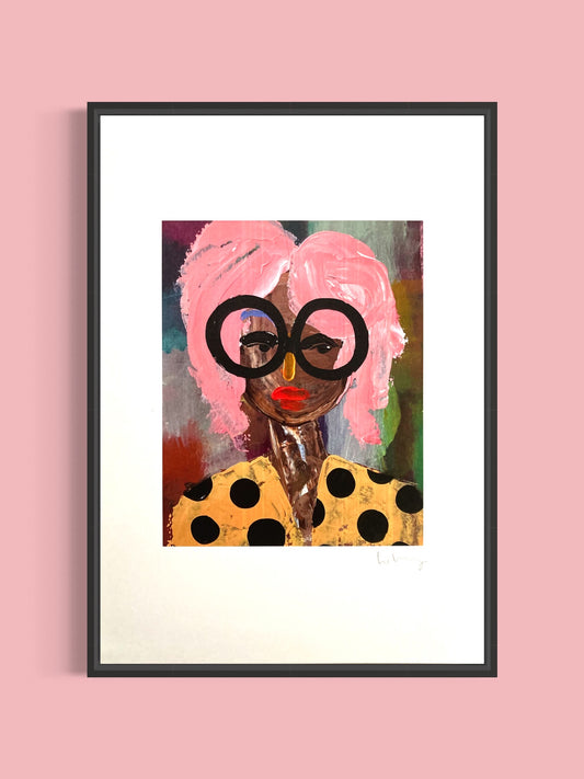 Dam med prickig blus