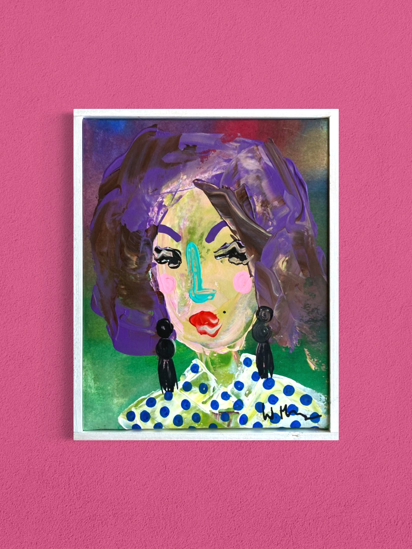 Dam med prickig blus