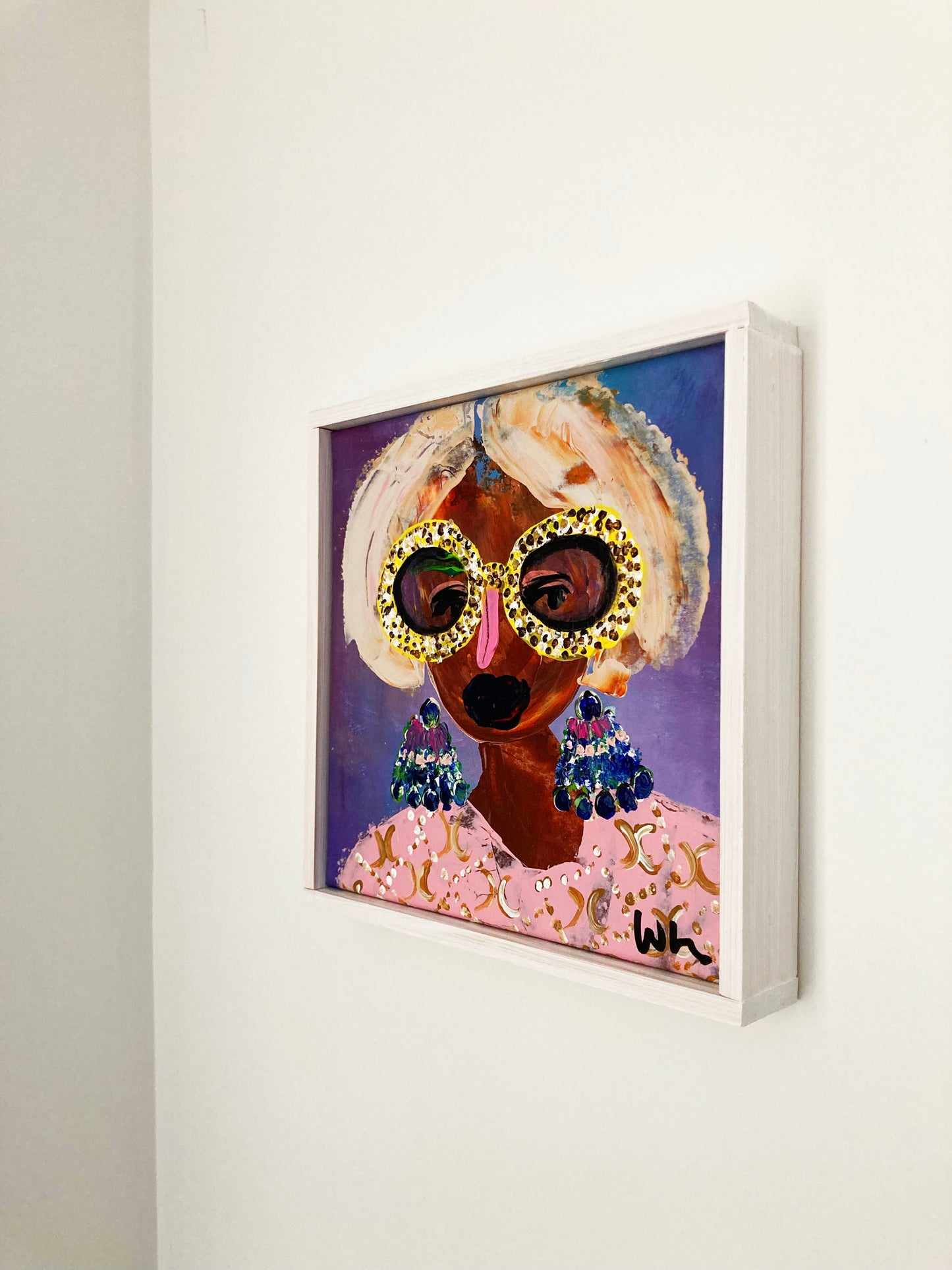 Dam med påfågelörhängen