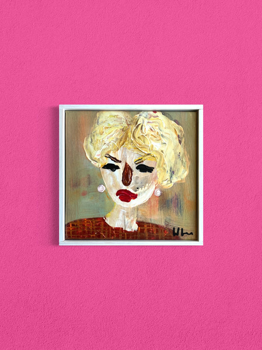 Dam med brunrutig tröja