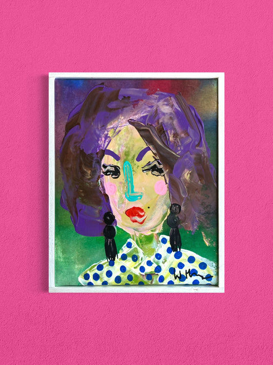 Dam med prickig blus