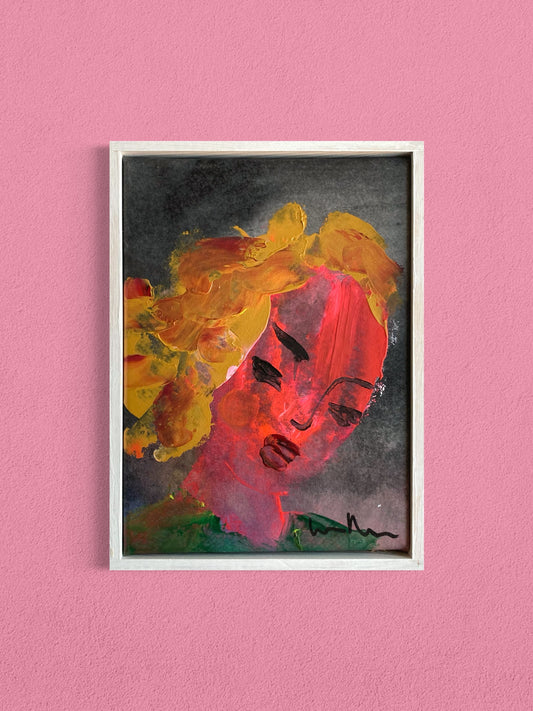 Dam med gulrött hår